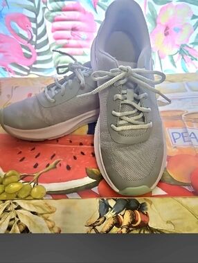 Athletic Shoes Gray White Green Size <8> In Excellant Shape